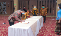 Penandatangan Berita Acara oleh perwakilan pejabat yang dilantik pada kegiatan Pengangkatan dan Pelantikan Jabatan Administrasi ke dalam Jabatan Fungsional di Jakarta, Selasa (13/10/2020).
