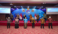 Pejabat yang dilantik melakukan foto bersama dengan Sekretaris Jenderal Kemkominfo Rosarita Niken Widiastuti beserta Pejabat Eselon II yang hadir di Jakarta, Selasa (13/10/2020).