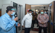 Salah satu staff BBPPT menjelaskan cara kerja di salah satu laboratorium kepada Menkominfo Johnny G Plate yang ditemani oleh Dirjen SDPPI Ismail, Jumat (13/11).