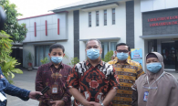 Plt. Kepala BBPPT Rd Susanto melakukan wawancara yang ditemani oleh Koordinator Pelayanan I Nengah Suwardika, Koordinator Sarana Teknik Dyah Kunti Pratiwi, dan Koordinator Umum dan Kepegawaian Hasyim Fiater, Jumat (13/11).