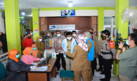 Salah satu staff Puskesmas Jurangmangu menjelaskan mengenai pendataan Vaksinasi Covid-19 kepada Menkominfo Johnny G Plate yang ditemani oleh Dirjen SDPPI Ismail dan Walikota Tangerang Selatan Airin Rachmi Diany, Selasa (12/01/2021).