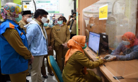 Salah satu staff Puskesmas Jurangmangu menjelaskan mengenai pendataan Vaksinasi Covid-19 kepada Menkominfo Johnny G Plate, Selasa (12/01/2021).