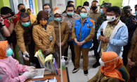 Menkominfo Johnny G Plate bertanya kepada salah satu staff Puskesmas Jurangmangu mengenai pendataan Vaksinasi Covid-19, selasa (12/01/2021).