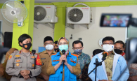 Walikota Tangerang Selatan Airin Rachmi Diany mengucapkan sambutan atas kehadiran Menkominfo Johnny G Plate ke Puskesmas Jurangmangu, selasa (12/01/2021).