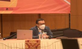 Direktur Operasi Sumber Daya Dwi Handoko memberikan sambutan sekaligus membuka kegiatan Pelaksanaan Survey Persepsi Anti Korupsi dan Survey Persepsi Kualitas Pelayanan Publik Perizinan SFR dan SOR 2021, selasa (9/3/2021).