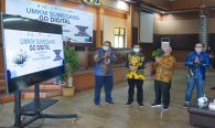 Bupati Sumedang Dony Ahmad Munir bersama para tamu undangan termasuk Dirjen SDPPI Ismail menyaksikan cuplikan video peluncuran kegiatan UMKM Sumedang Go Digital di Sumedang (10/4/2021).