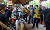Bupati Sumedang Dony Ahmad Munir bersama para tamu undangan termasuk Dirjen SDPPI Ismail mengunjungi stand pameran produk para peserta UMKM Sumedang Go Digital di Sumedang (10/4/2021).