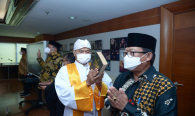 Perwakilan Pejabat yang dilantik melakukan sumpah jabatan pada Pelantikan Pejabat Struktural Eselon III dan IV, Selasa (25/05/2021).