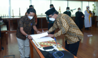 Perwakilan Pejabat dilantik menandatangani Berita Acara Pelantikan Pejabat Struktural Eselon III dan IV, Selasa (25/05/2021).