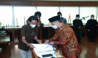 Sesditjen SDPPI R Susanto menandatangani berita acara Pelantikan Pejabat Struktural Eselon III dan IV, Selasa (25/05/2021).
