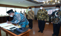 Direktur Pengendalian SDPPI Sabirin Mochtar menandatangani berita acara Pelantikan Pejabat Struktural Eselon III dan IV, Selasa (25/05/2021).