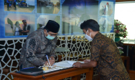 Dirjen SDPPI Ismail menandatangani berita acara Pelantikan Pejabat Struktural Eselon III dan IV, Selasa (25/05/2021).