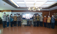 Pejabat yang berhasil dilantik pada Pelantikan Pejabat Struktural Eselon III dan IV melakukan foto bersama dengan Dirjen SDPPI yang ditemani oleh Pejabat Eselon II dilingkungan Ditjen SDPPI, Selasa (25/05/2021).
