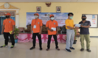 Koordinator Sertifikasi Operator Radio Dodik Sudiyono Membagikan Sertifikat Operator Radio kepada Nelayan Ujung Gebang Kab. Indramayu, Rabu (16/6/2021).
