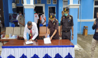 Penandatanganan berita acara yang dilakukan oleh Kabalmon Palembang Mohammad Sopingi dan perwakilan PPNS, Rabu (30/06/2021).
