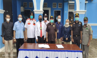 Kabalmon Palembang Muhammad Sopingi bersama dengan para perwakilan organisasi yang terlibat pada kegiatan Pemusnahan Perangkat lakukan foto bersama, Rabu (30/06/2021).