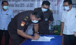 Penandatanganan berita acara yang diwakili oleh Penyidik Pegawai Negeri Sipil (PPNS) dan Pemilik dari perangkat yang dimusnahkan, Selasa (31/08/2021).