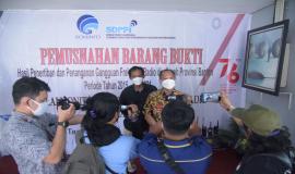 Sesditjen SDPPI R Susanto yang ditemani oleh Kabalmon Kelas I Tangerang Tri Joko melakukan wawancara dengan wartawan terkait kegiatan Pemusnahan Barang Bukti Hasil Penertiban, Selasa (31/08/2021).