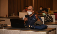 Salah satu peserta Sosialisasi Regulasi terkait pemenuhan standar teknis alat dan/atau Perangkat Telekomunikasi memberikan penjelasan terkait permasalahan teknis yang sering terjadi dilapangan, Kamis (16/09/2021).
