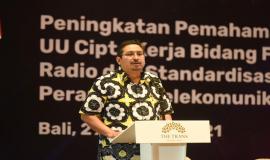 Dirjen SDPPI Ismail memberikan sambutan pada kegiatan Peningkatan Pemahaman Implementasi UU Cipta Kerja di Bidang Spektrum Frekuensi Radio dan Standardisasi Perangkat Telekomunikasi, Jumat (29/10).