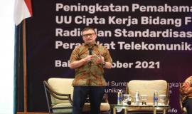 Direktur Operasi Sumber Daya Dwi Handoko menyampaikan paparannya sebagai salah satu narasumber sesi pertama pada kegiatan Peningkatan Pemahaman Implementasi UU Cipta Kerja di Bidang Spektrum Frekuensi Radio dan Standardisasi Perangkat Telekomunikasi, (29/10).
