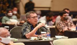 Hadir sebagai salah satu peserta Kepala Balai Monitor SFR Kelas II Batam Abdul Salam memberikan pertanyaan kepada narasumber terkait implementasi UU Cipta Kerja di bidang spektrum frekuensi radio dan standardisasi perangkat telekomunikasi, (29/10).