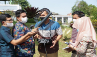 Peserta Pelatihan Pembentukan Jabatan Pengendali Frekuensi Radio Tingkat Keahlian – Praktik Monitoring Frekuensi Radio Keahlian saat sedang melakukan praktek di Wisma PPSDM Bogor, (4/11).