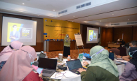 Subkoordinator Kepegawaian dan Organisasi Siti Chadijah membuka kegiatan Pelatihan Powerpoint Mastery dan Data Storytelling, selasa (9/11).