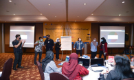 Peserta Pelatihan Powerpoint Mastery dan Data Storytelling melakukan games disela-sela acara kegiatan, selasa (9/11).