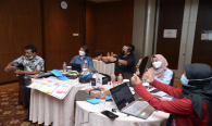 Peserta Pelatihan Powerpoint Mastery dan Data Storytelling melakukan yel-yel untuk memeriahkan suasana, (9/11).