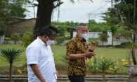 Direktur Pengendalian SDPPI Sabirin Mochtar dan Kepala Balai Monitor Kelas I Medan Syamsul Huda Saat Sedang Kunjungan Ke Stasiun Monitoring Internasional HF Tanjung Morawa dan Melihat Kondisi Stasiun Monitoring Tetap dan Bergerak V/UHF