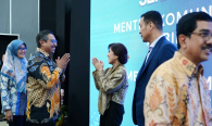 Dirjen SDPPI berikan selamat pada Menkomdigi.