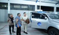 Wamen Angga bersama Dirjen SDPPI Ismail melihat Mobil Monitoring yang biasa digunakan oleh PFR.