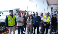 Menkomdigi Meutya Hafid didampingi dirjen SDPPI melakukan pengecekan ke Posko Monitoring Nataru yang berada di Terminal 3 Bandara Soekarno-Hatta
