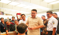 Wamen Komdigi Angga Raka Prabowo Menyapa Masyarkat di Stasiun Pasar Senen