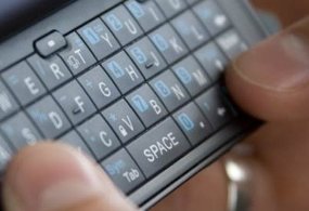 Sumber ilustrasi: images.detik.com/content/2010/03/08/328/texting.jpg