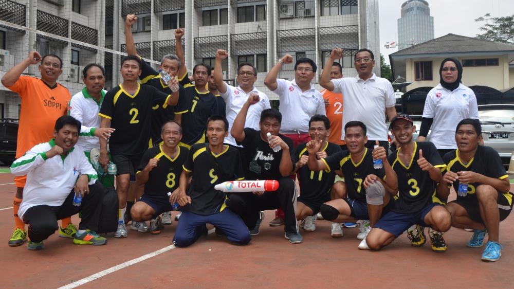 Ilustrasi: Tim Ditjen SDPPI peraih juara pertama Lomba Voli Putra bersama Dirjen SDPPI dan Sesditjen SDPPI