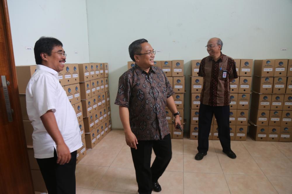 Dirjen SDPPI, Muhammad Budi Setiawan, beserta Direktur Penataan Sumber Daya, Titon Dutono dan Kepala Pusat Jasa Kearsipan ANRI, Imam Mulyantono, saat meninjau salah satu ruang arsip