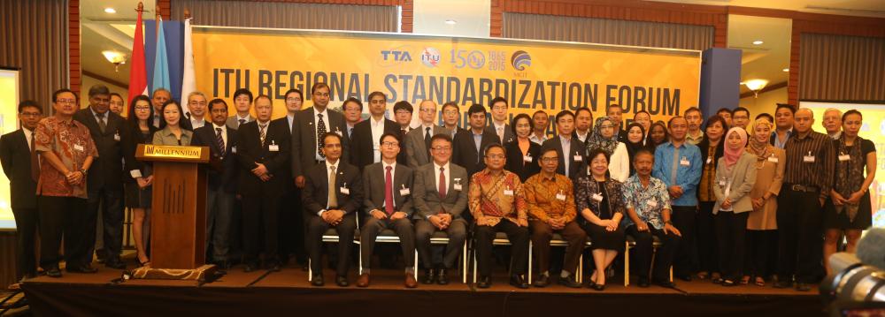 Ilustrasi: Muhammad Budi Setiawan, Dirjen SDPPI (Empat dari kiri) berfoto bersama dengan delegasi dari ITU dan peserta Regional Standardization Forum for Asia Pasific Region
