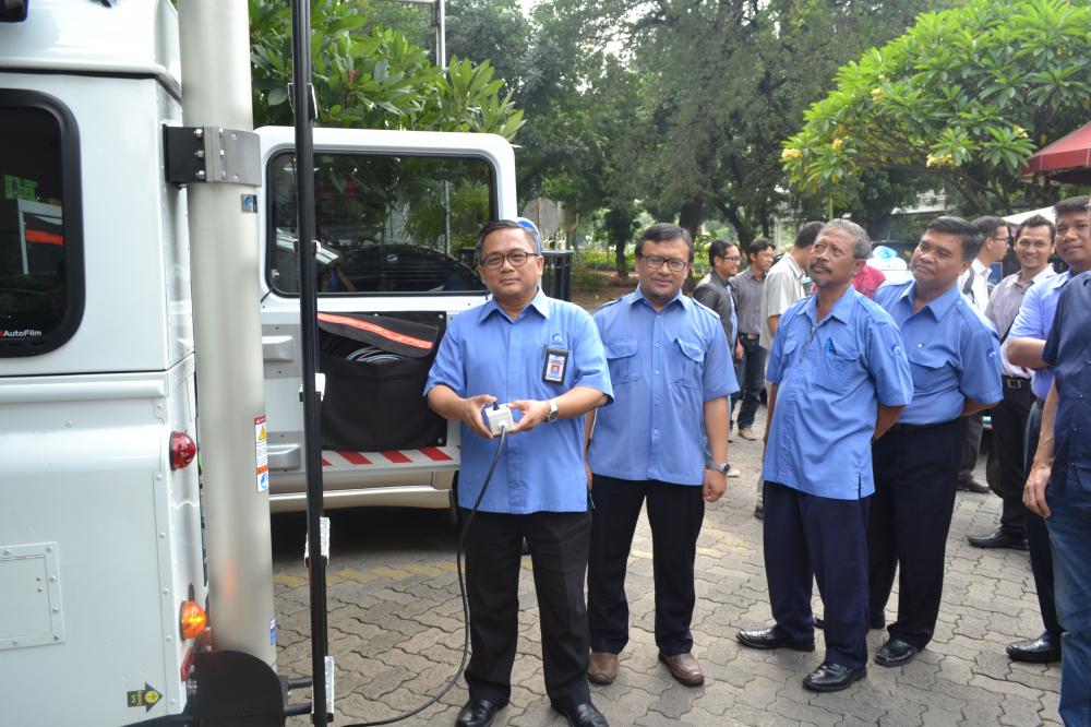 Ilustrasi: Direktur Jenderal SDPPI (kiri) mengoperasikan fungsi telescopic mast pada Station Monitoring Bergerak Direction Finding (DF) milik Balai Monitor Kelas I Jakarta