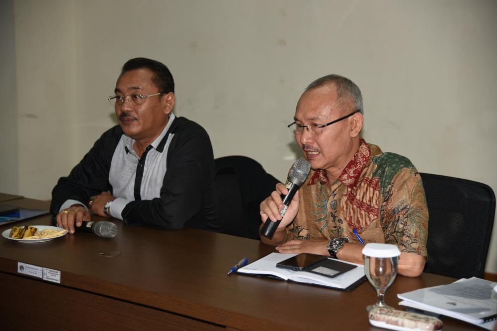 Kepala Bagian Umum & Organisasi, Bambang Sugiyarto (kiri) didampingi Kasubag Tata Usaha Setditjen SDPPI (kanan) memberikan penjelasan mengenai Quick Wins
