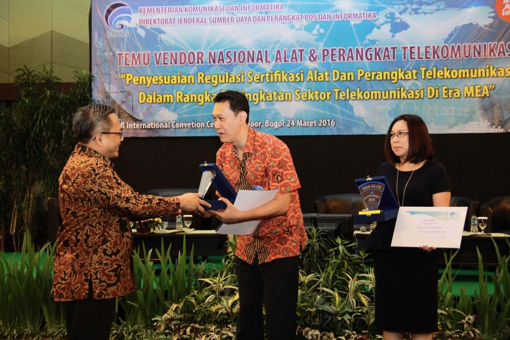 Dirjen SDPPI,Muhammad Budi Setiawan menyerahkan penghargaan TKDN kepada  PT. Tata Sarana Mandiri dan PT. Samsung Electronics Indonesia (24/3)