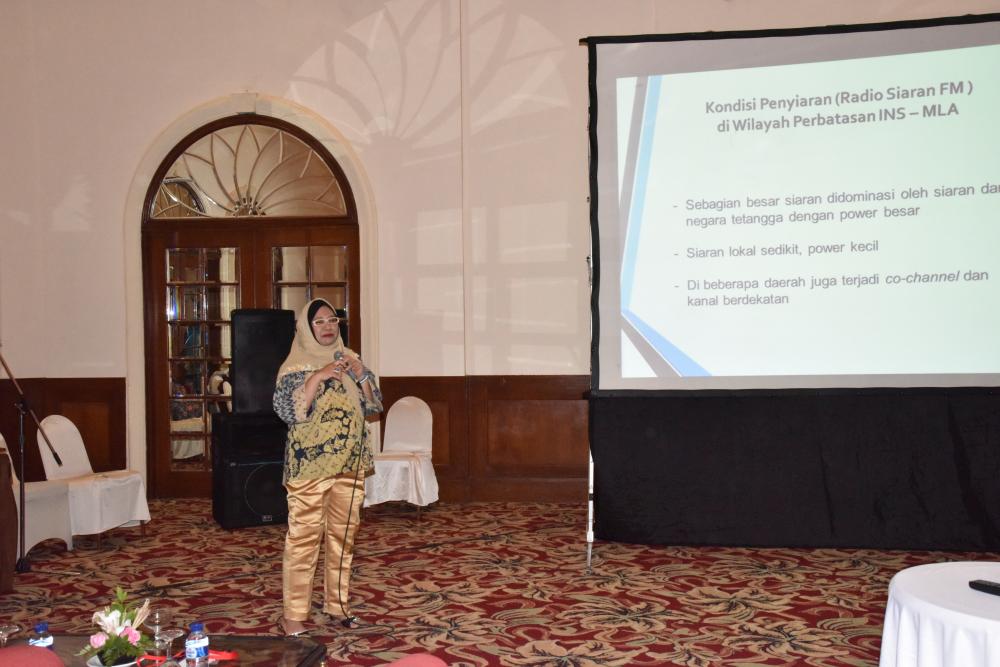 Irawati T Priyanti, Kepala Sub Direktorat Harmonisasi Teknik Spektrum, memaparkan kondisi penyiaran di perbatasan pada Working Group (WG) bidang seluler dan penyiaran (26/5). 