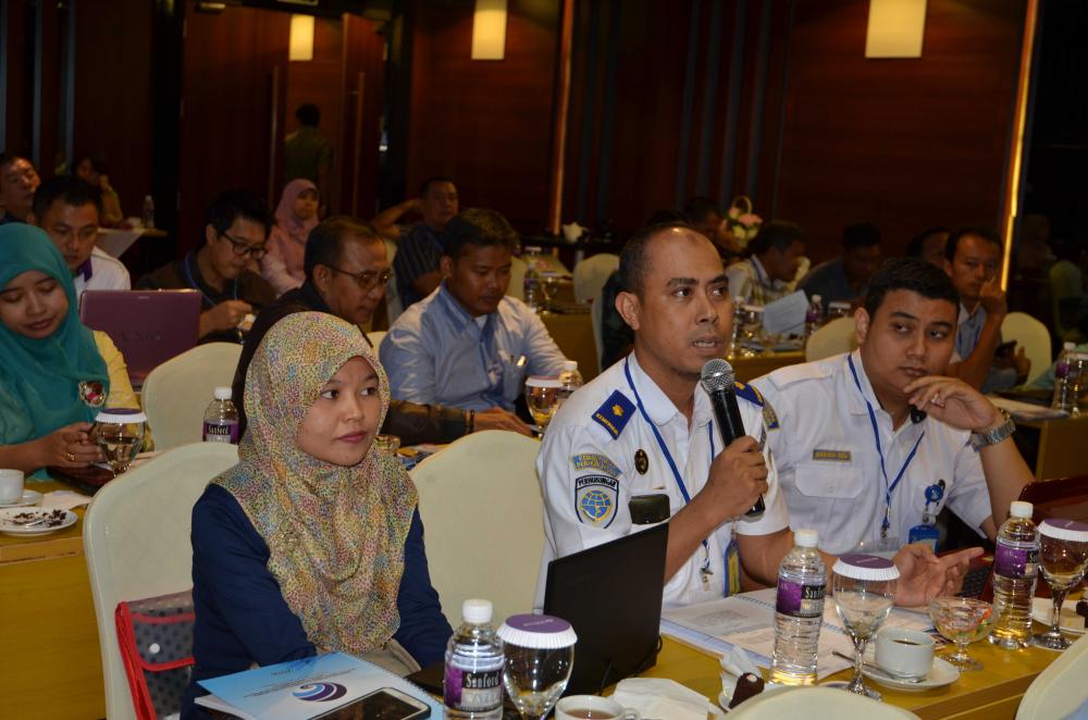 Salah seorang peserta Bimtek sedang mengajukan pertanyaan pada sesi diskusi . Kegiatan   Bimbingan dan Koordinasi Teknis Implementasi E-Licensing Proses Pelayanan Perizinan Spektrum Frekuensi Radio (SFR) Maritim kegitan tersebut dilaksanakan di Wilayah Batam, Kepulauan Riau (30/5)