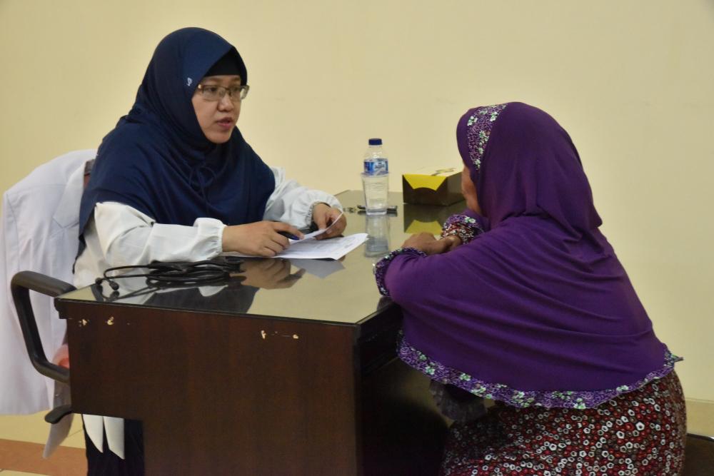 Dr Sri (Dokter Ditjen SDPPI) sedang memerikasa pasien lanjut usia. Pemeriksaan dan pengobatan gratis diselenggarakan dalam rangka peringataan Hari Kebangkitan Nasional (31/5)