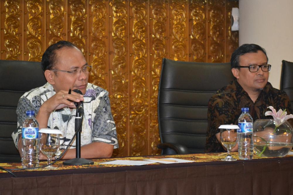 Direktur Pengendalian SDPPI, Dwi Handoko (kanan) didampingi Sardjono, Kasubdit Monitoring dan Penertiban Spektrum Frekuensi Radio