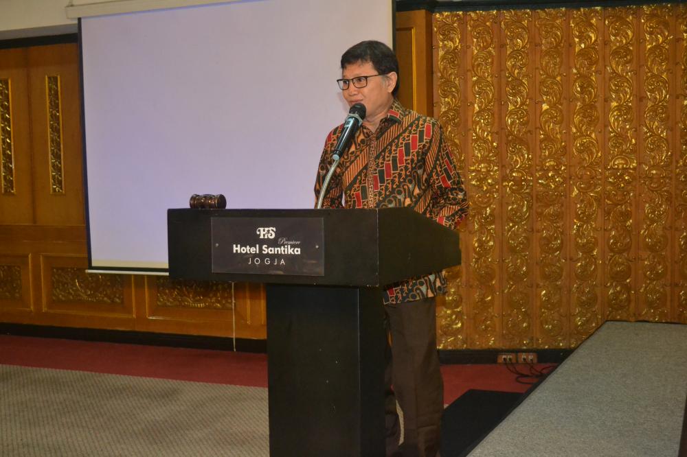 Plt. Dirjen SDPPI, Basuki Yusuf Iskandar sedang memberikan arahan pada Rapat Koordinasi Persiapan Pembangunan SMFR Transportable di Yogyakarta