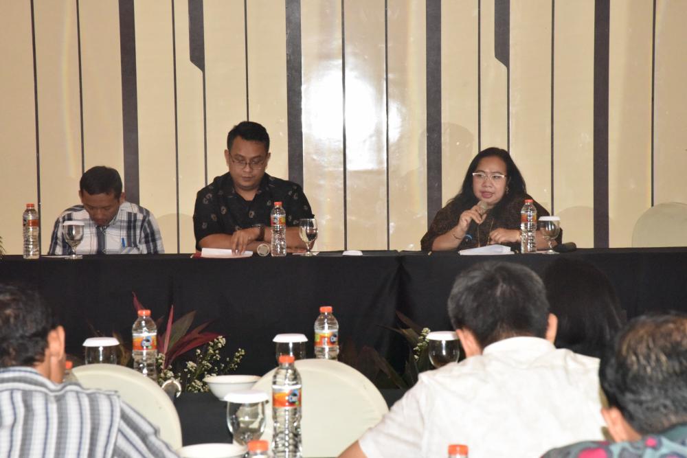 Bogor (SDPPI) - Lakhar Sekditjen SDPPI, Muchtarul Huda (tengah) didampingi Kasubag Verifikasi, Bagian Keuangan  Elist Sasi Setiantiningrum (kanan) dan  Ksubag Perbendaharaan, Bagian Keuangan Syamsul Hadi  membuka kegiatan Penyusunan Laporan Keuangan Semester I Tahun 2016. Kegiatan yang diselenggarakan pada tanggal 28 s.d 30 Agustus 2016 melibatkan petugas SAIBA dan SIMAK BMN  pada Kantor Pusat dan UPT Ditjen SDPPI (28/7).