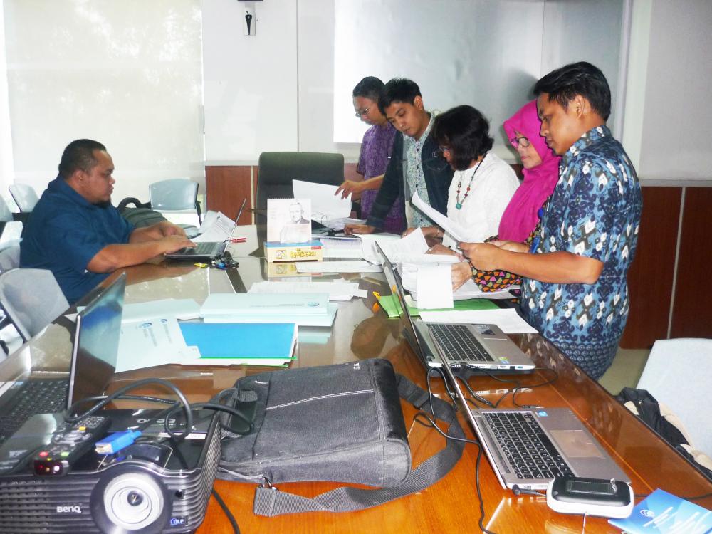 Biro Umum dan Setditjen Tinjau Arsip Balmon Surabaya. Tim peninjau juga melakukan simulasi penanganan arsip dengan membuat daftar arsip aktif, arsip inaktif, dan arsip usul musnah atau yang mencatat dokumen layak penyusutan/pemusnahan sesuai Jadwal Retensi Arsip (JRA) Kementerian Kominfo.