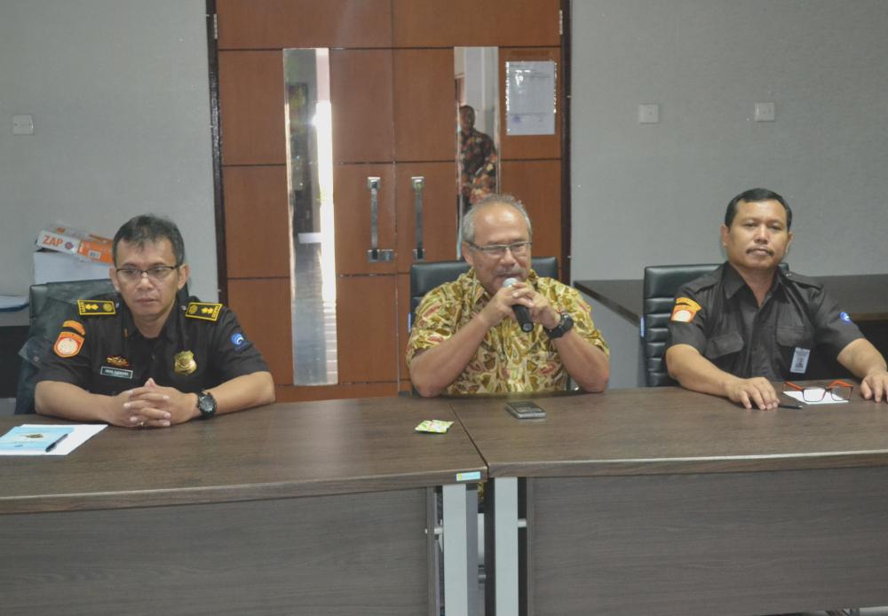 Direktorat Pengendalian Ditjen SDPPI p menyelenggarakan rapat penguatan materi Standar Operasional Prosedur (SOP) Manajemen Penyimpanan Barang Bukti dan Tugas Penyidik PNS (PPNS) di kantor Loka Monitor Mataram, Nusa Tenggara Barat (19/8)